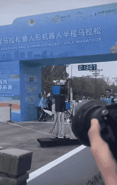 次机器人赛跑比汽车飞机火车都要强j9九游会(中国)网站人类第一(图7)
