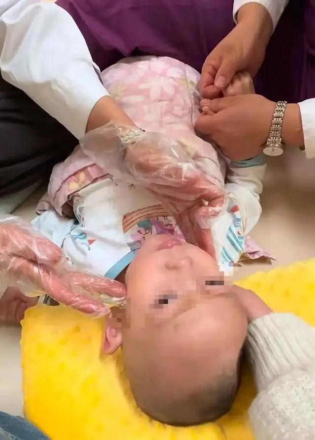 童“睁眼性昏迷”已2个多月其母亲发声；当地披露事故原因j9九游会网址是什么充气滑梯倾倒10人受伤包头2岁男(图3)