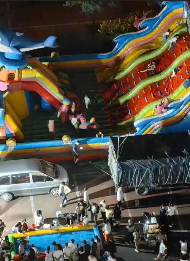 童“睁眼性昏迷”已2个多月其母亲发声；当地披露事故原因j9九游会网址是什么充气滑梯倾倒10人受伤包头2岁男(图4)